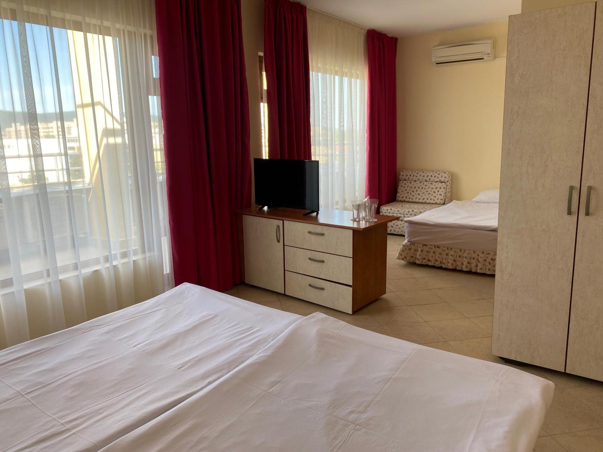 Hotel Atol Slântsjev Brjag Eksteriør bilde