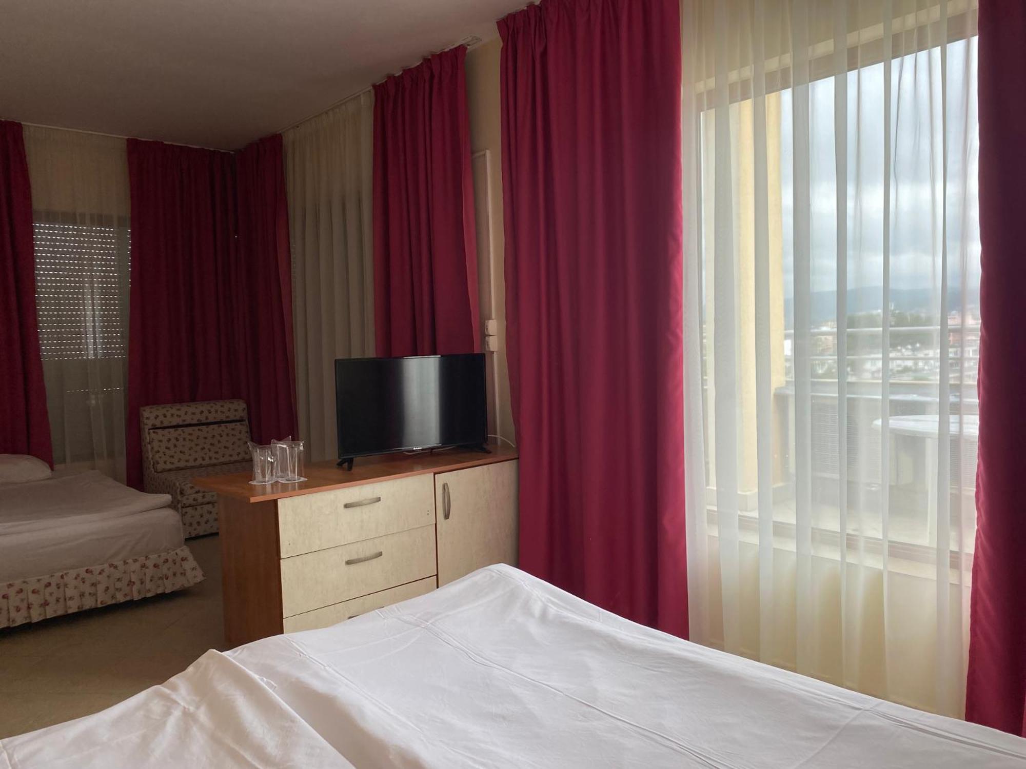 Hotel Atol Slântsjev Brjag Eksteriør bilde